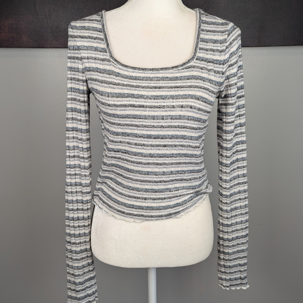 Long sleeve gray and blue top
